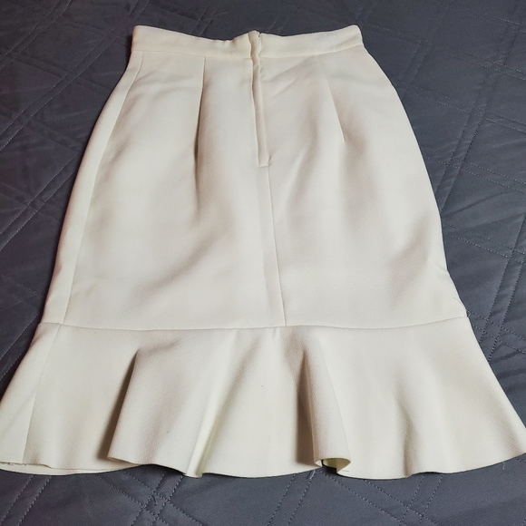 H&M size 2 womens skirt. Cream color - Picture 2 of 2